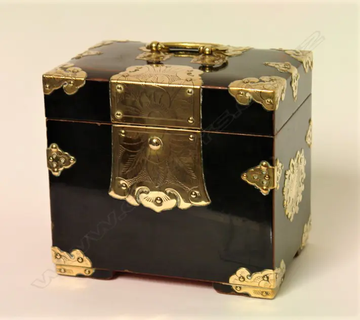 A fine small Oriental and lacquer and brass box to hold playing cards Image 1++