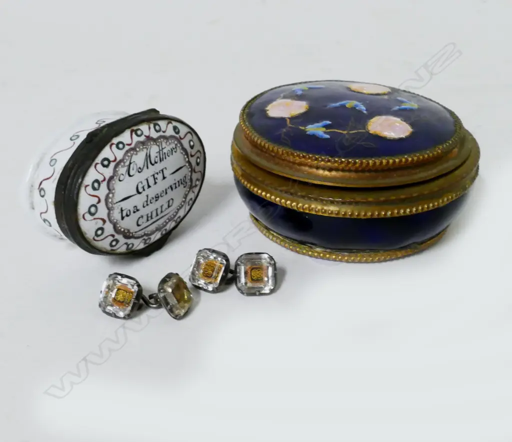 A Bilston-style enamel patch box Image 1++