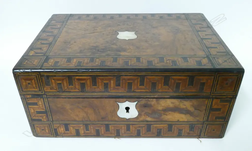 A Victorian walnut jewellery box Image 1++