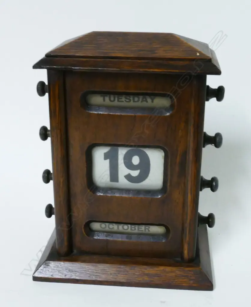 An Edwardian oak-cased perpetual calendar Image 1++