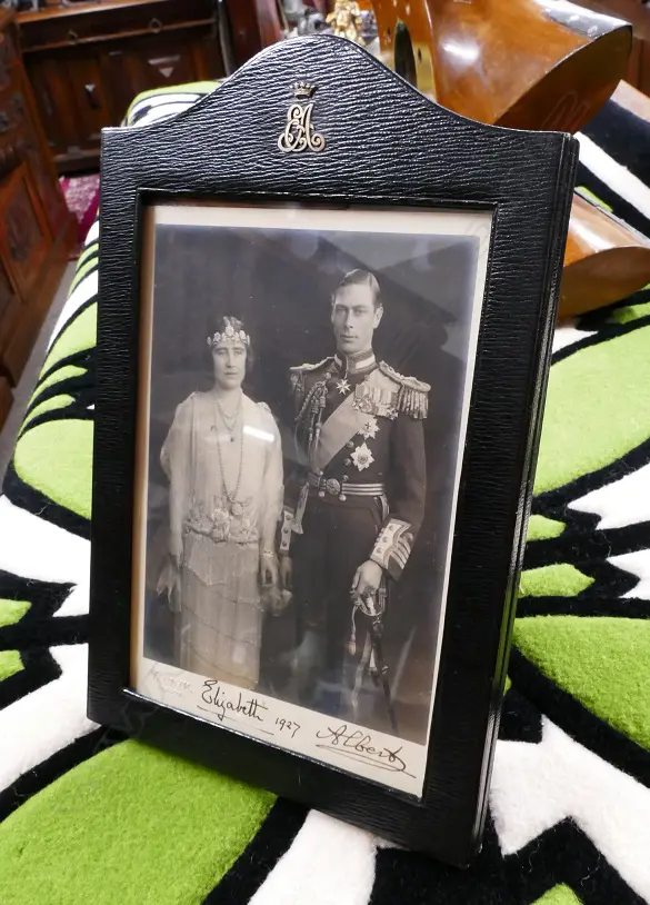 A vintage leather photo frame holding a signed photograph of King George VI and Queen Elizabeth II Image 1++