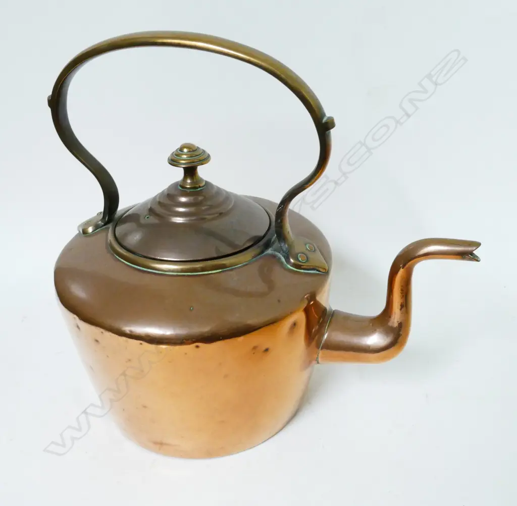 A Victorian copper kettle Image 1++