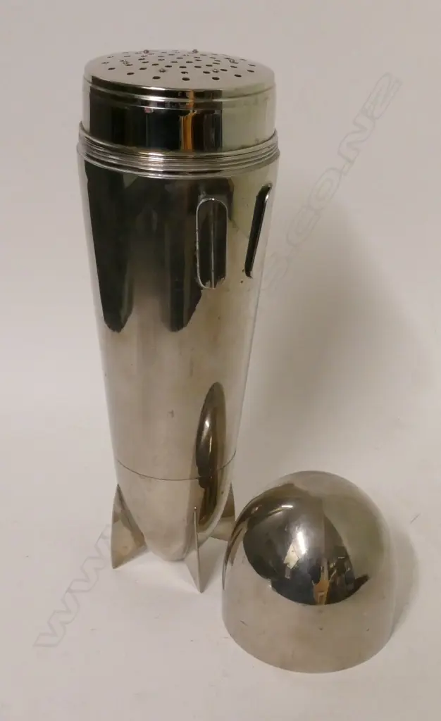 A vintage silver plate Zeppelin cocktail shaker Image 1++