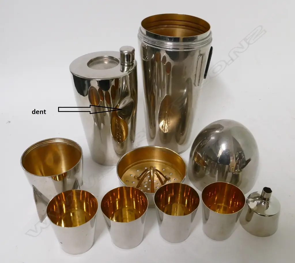 A vintage silver plate Zeppelin cocktail shaker Image 1++