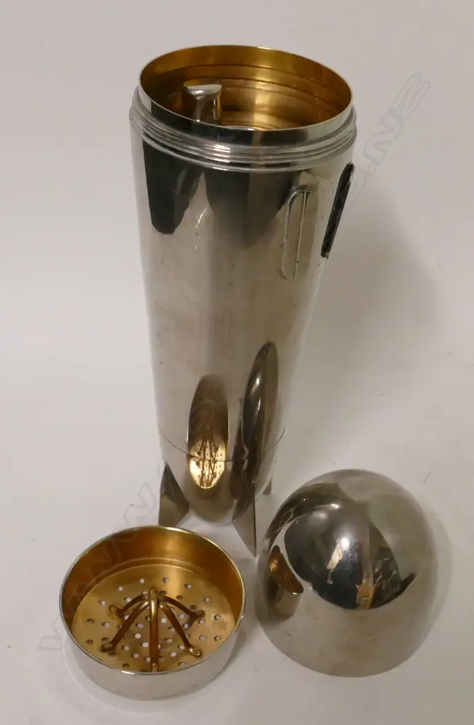 A vintage silver plate Zeppelin cocktail shaker Image 1++