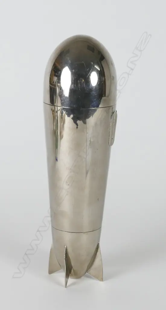 A vintage silver plate Zeppelin cocktail shaker Image 1++