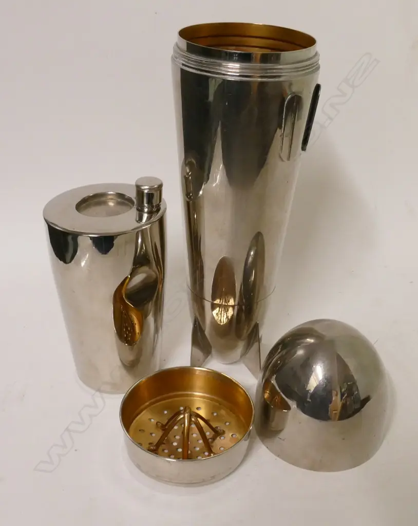 A vintage silver plate Zeppelin cocktail shaker Image 1++