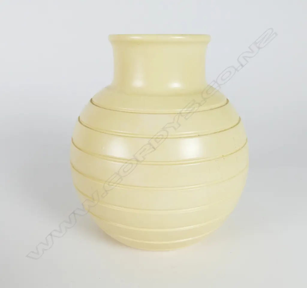 A Keith Murray Wedgwood matt straw glaze spherical vase Image 1++