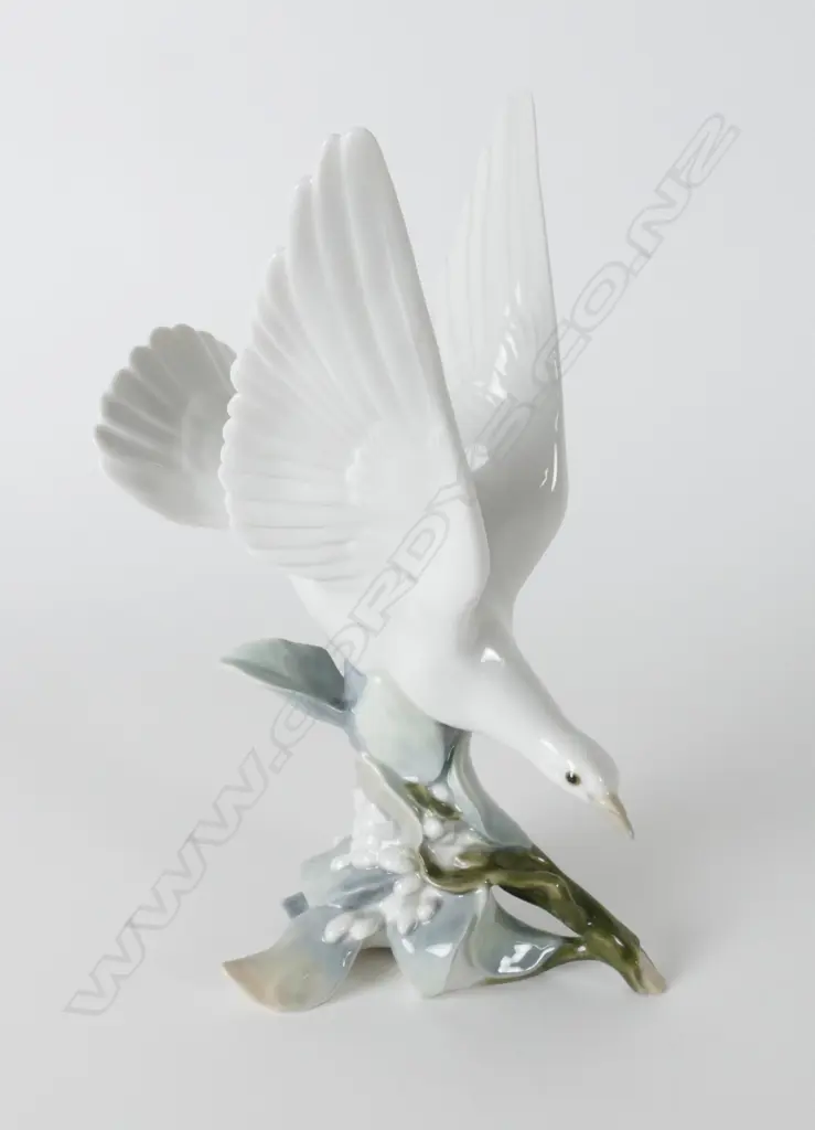 A Lladro porcelain figure of a dove Image 1++