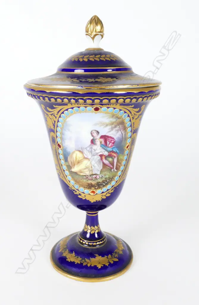 A fine quality French Sèvres lidded urn vase Image 1++