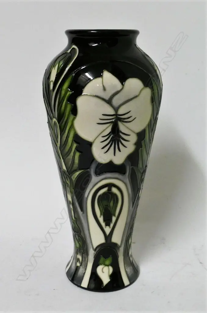 A contemporary Moorcroft vase Image 1++