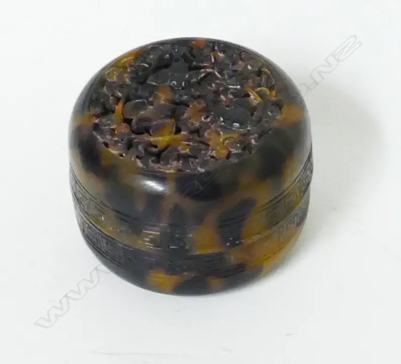 A small Chinese horn box Image 1++