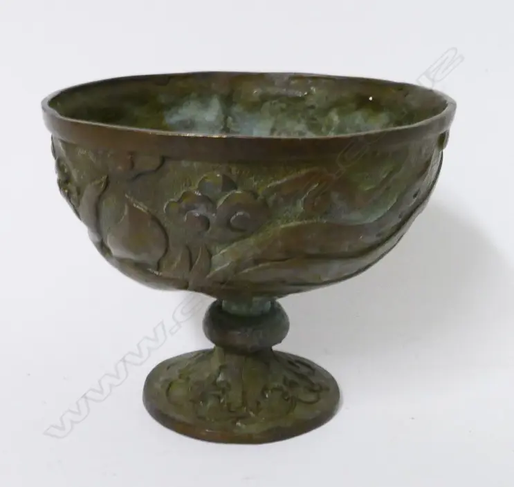 A Chinese bronze libation cup Image 1++