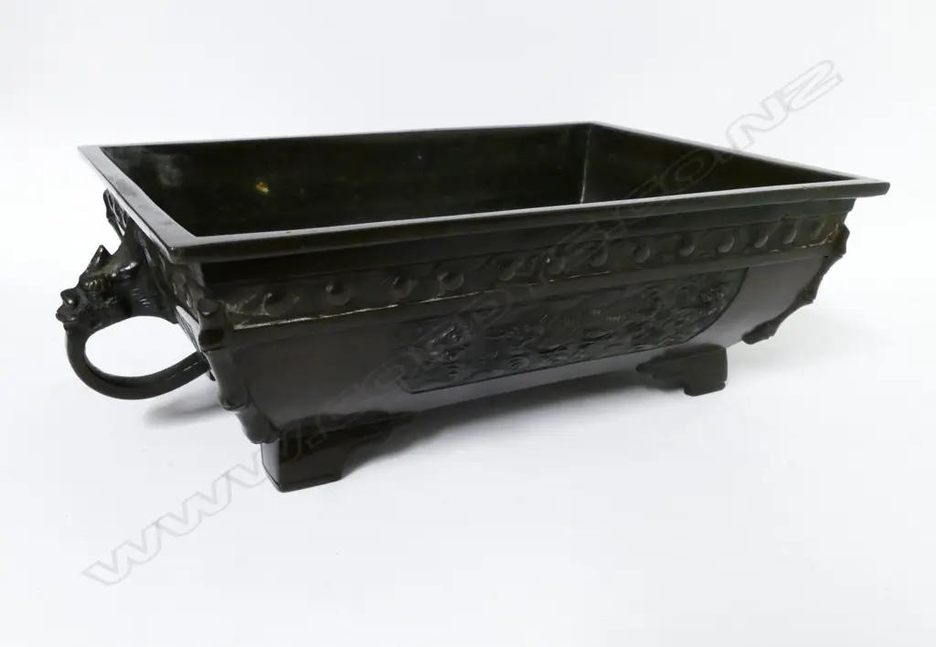 A Chinese bronze shallow trough Image 1++
