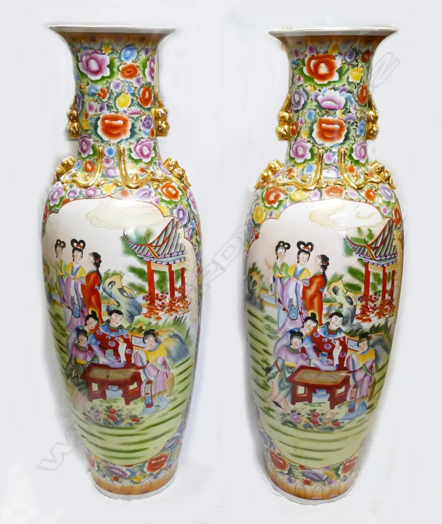 A pair of famille rose floor vases Image 1++