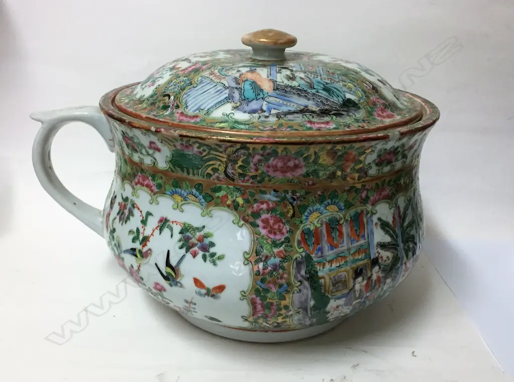 A 19thC Chinese famille rose lidded chamber pot Image 1++