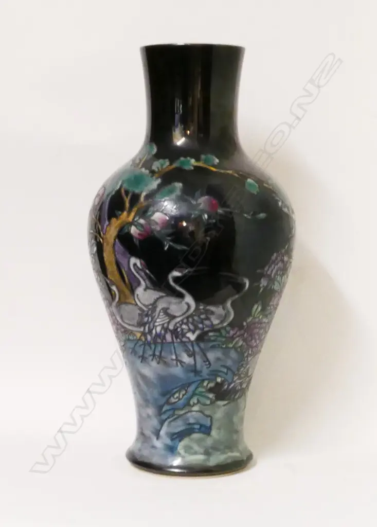 A large Chinese porcelain vase Image 1++