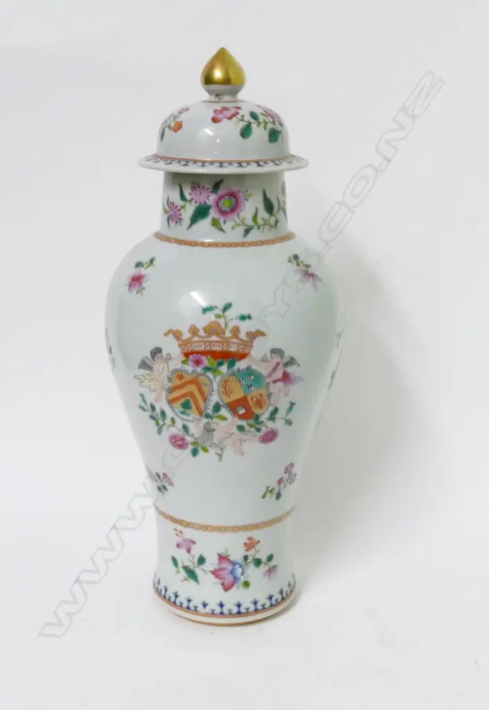 A Chinese porcelain lidded vase Image 1++