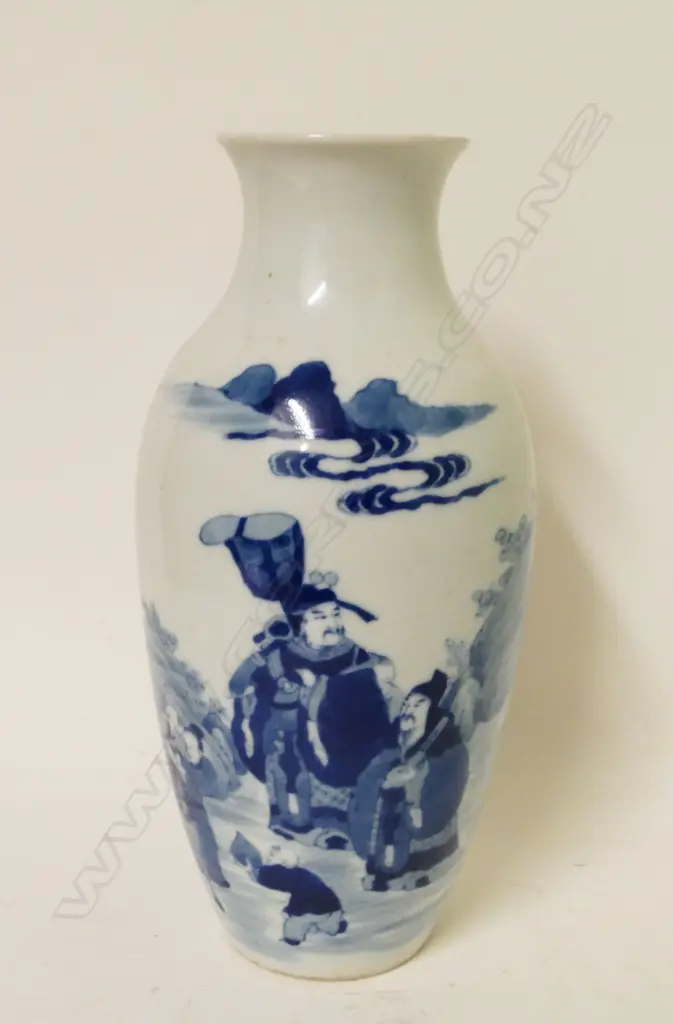 A Chinese porcelain blue and white vase Image 1++