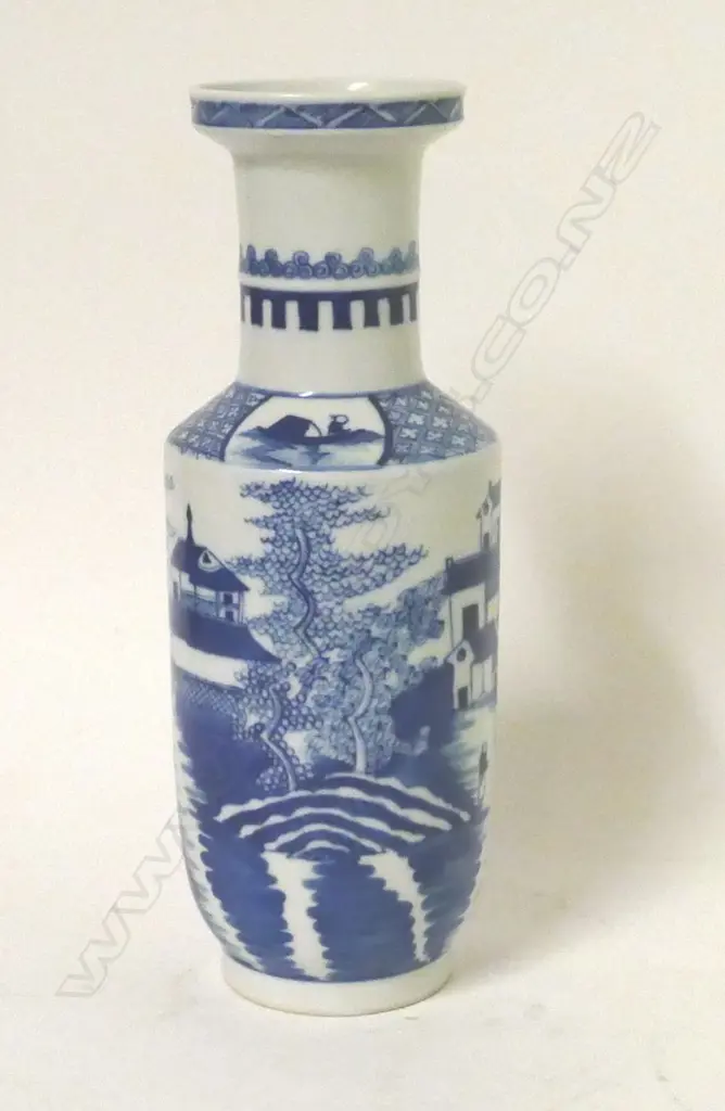 A Chinese porcelain blue and white vase Image 1++