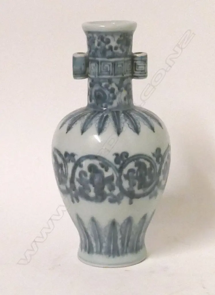 A Chinese porcelain vase Image 1++