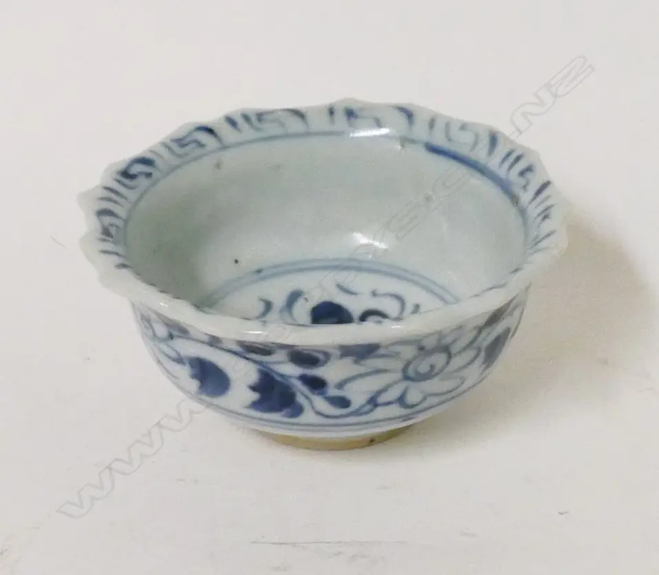 A small blue and white Ming style wine cup Image 1++