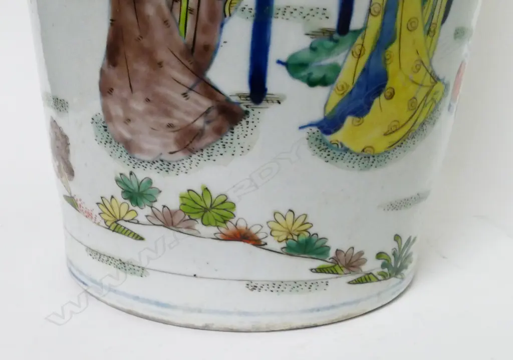 A Chinese porcelain rouleau vase Image 1++