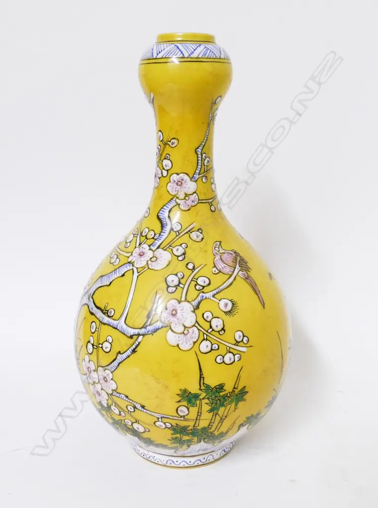 A Chinese porcelain vase Image 1++