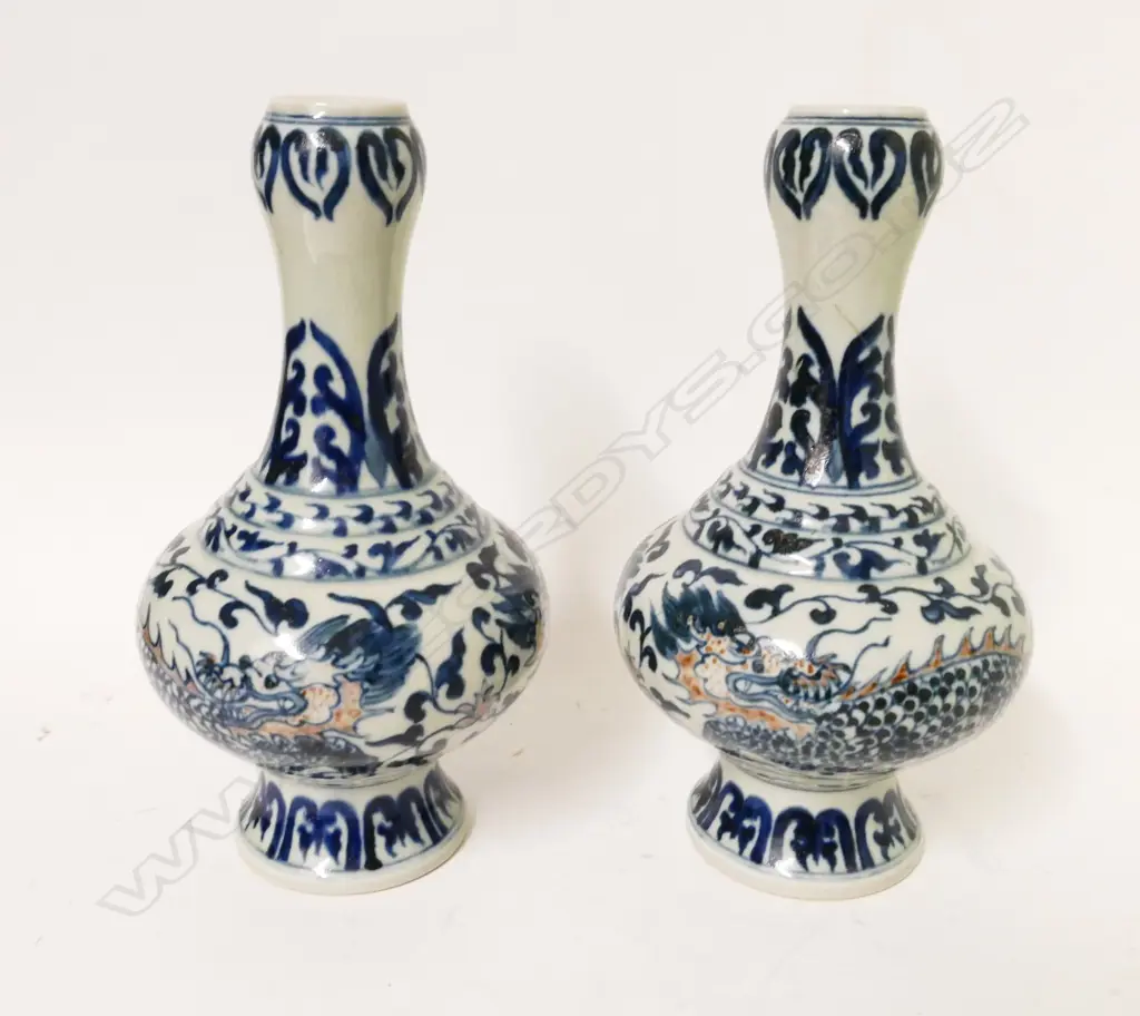 A pair of Chinese porcelain gourd vases Image 1++