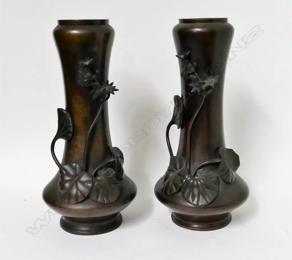 A pair of Japanese bronze vases Image 1++
