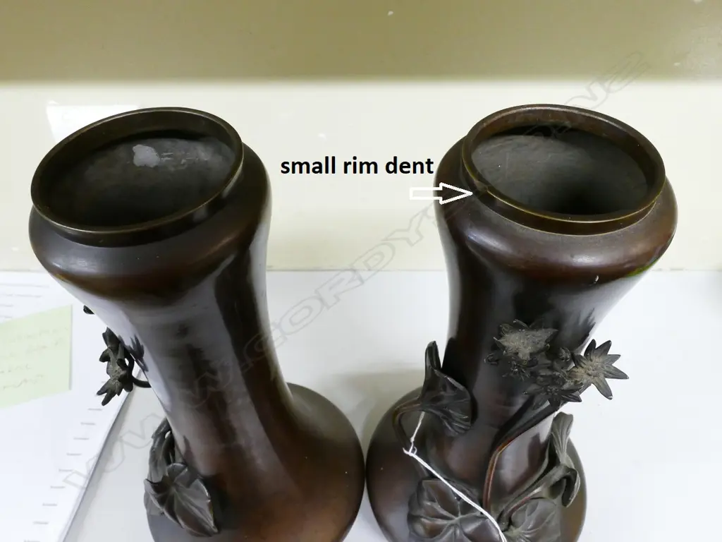 A pair of Japanese bronze vases Image 1++