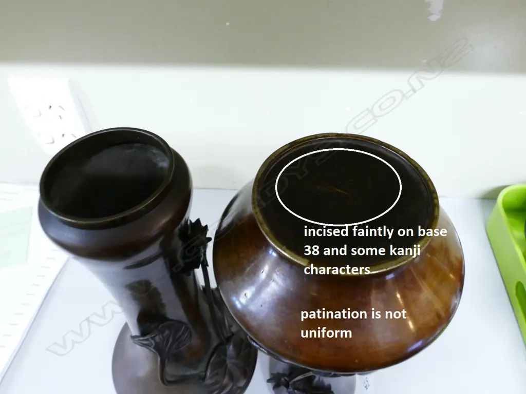 A pair of Japanese bronze vases Image 1++