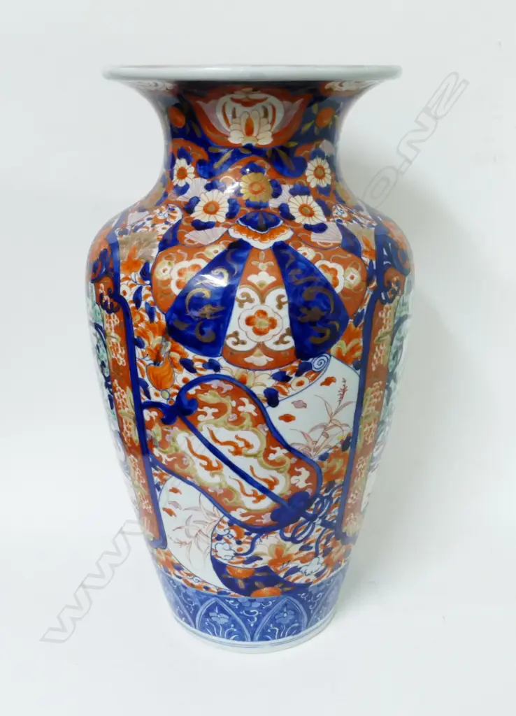 A large Japanese Imari porcelain vase Image 1++