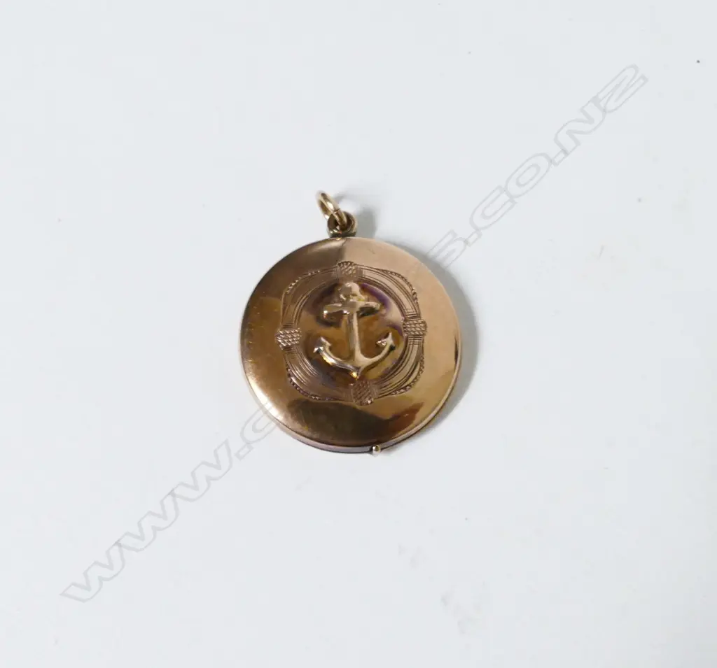 A 9ct gold sweetheart locket Image 1++