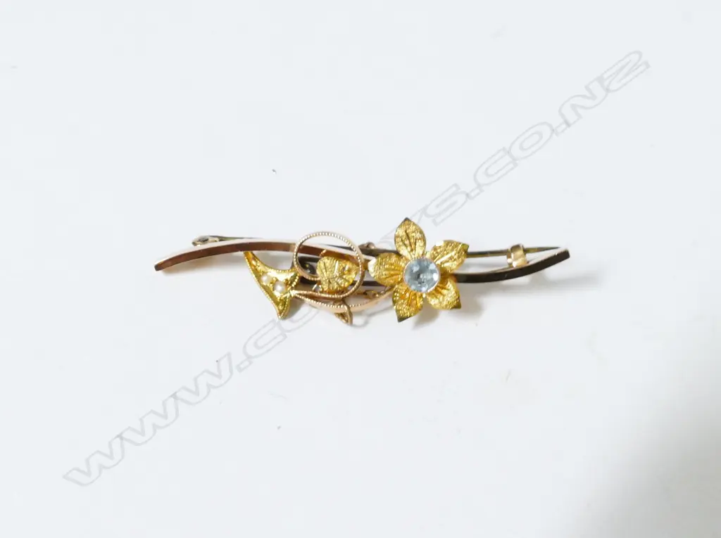 An antique 15ct. gold bar brooch set with flowers Image 1++