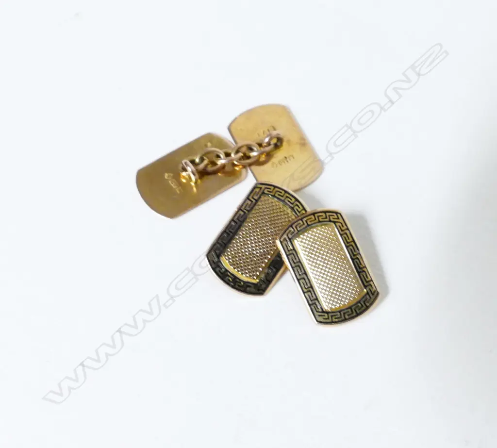 A pair of 9ct. gold cuff links Image 1++