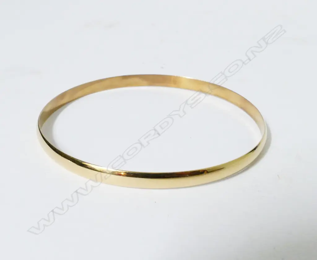 A 9ct. gold bangle Image 1++