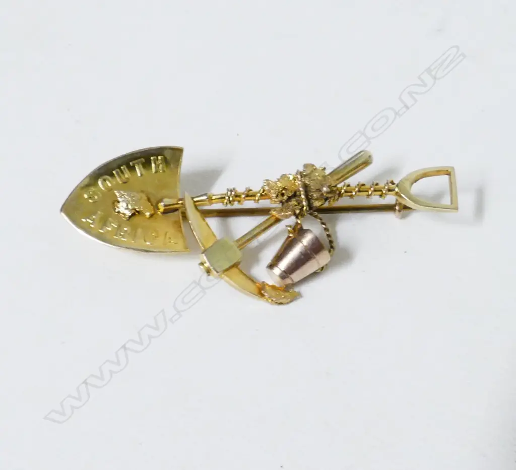 A 15ct. gold and gold nugget miner's brooch Image 1++