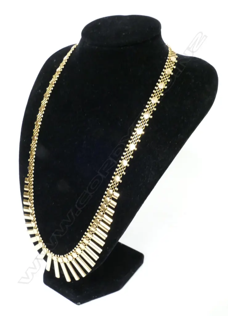 An ornate 18ct. gold necklace Image 1++