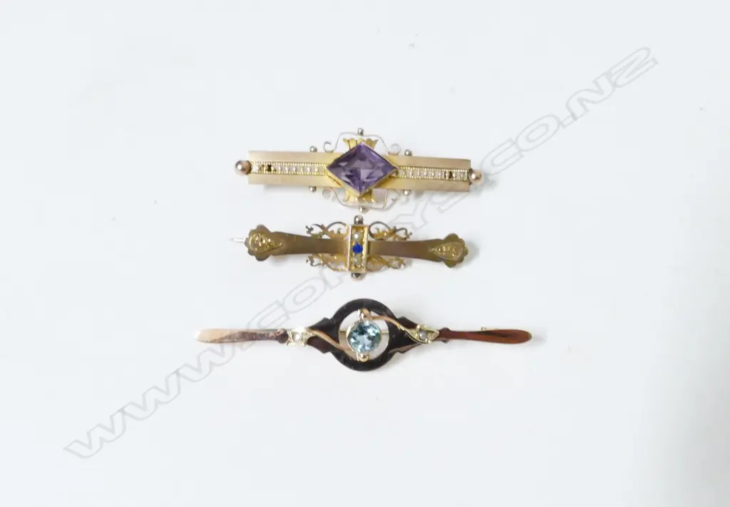 Three Victorian 9ct. gold bar brooches Image 1++