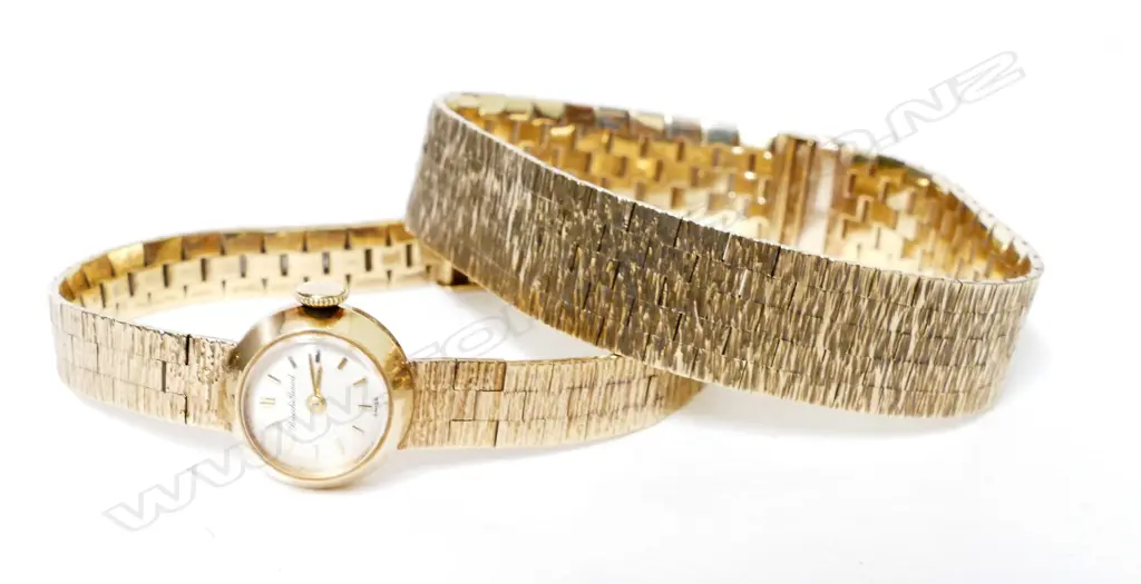 A retro 9ct. gold bracelet Image 1++