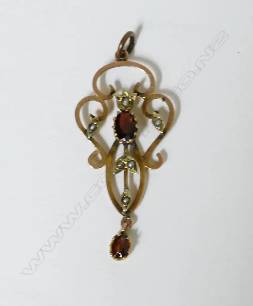An Edwardian 9ct. gold garnet and pearl pendant Image 1++
