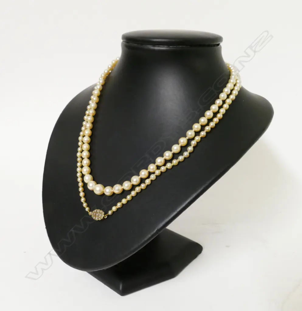 A vintage cultured pearl necklace Image 1++