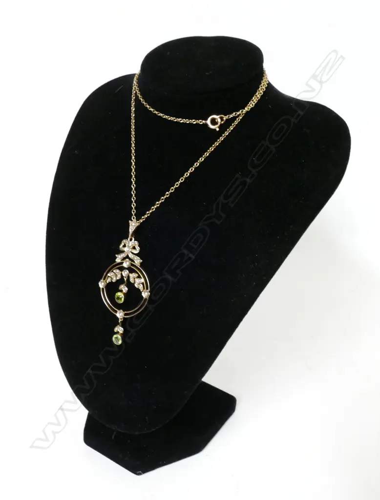 An Edwardian 9ct. gold peridot and seed pearl pendant Image 1++