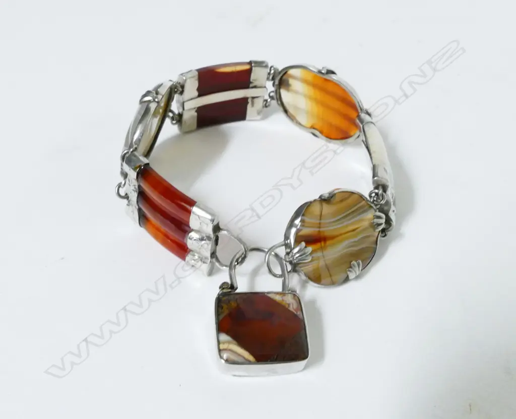 A Victorian silver and Scottish agate bracelet Image 1++
