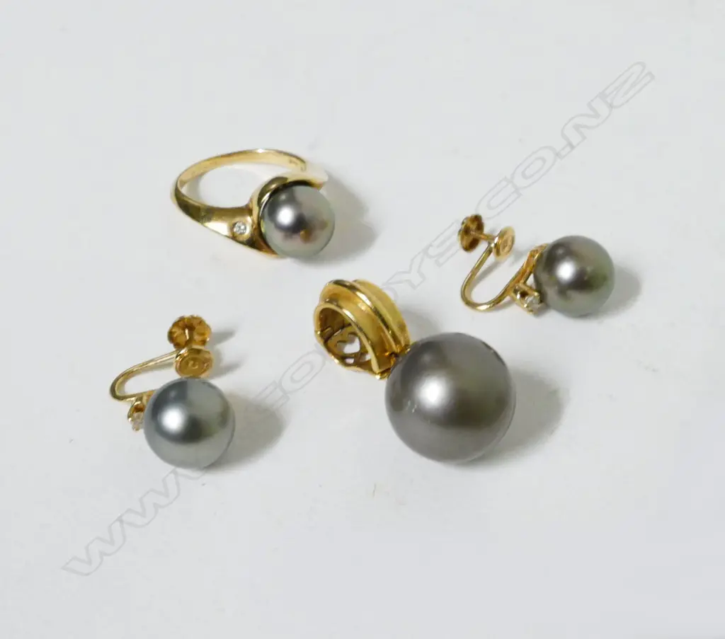 A 14ct gold Tahitian black pearl and diamond suite Image 1++