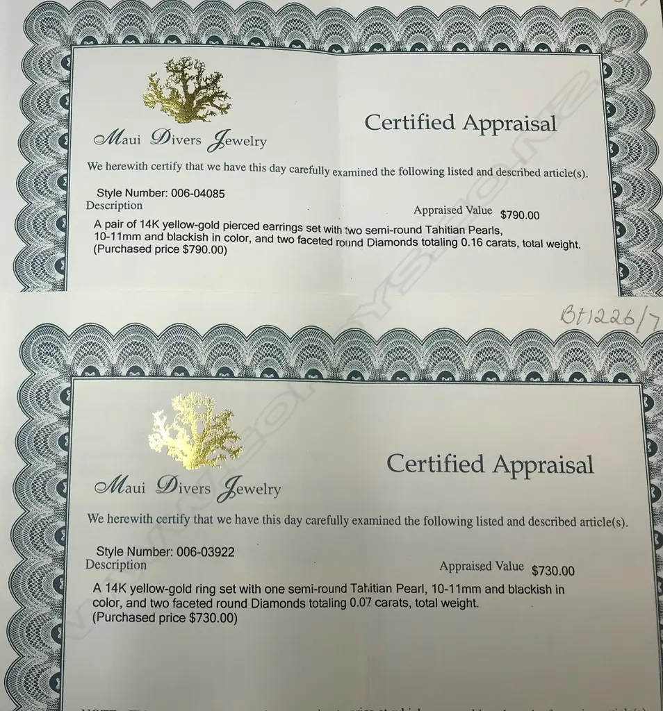 A 14ct gold Tahitian black pearl and diamond suite Image 1++