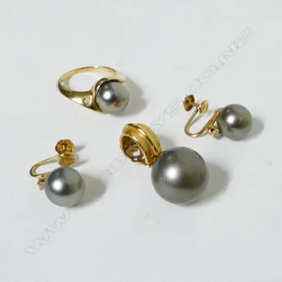 A 14ct gold Tahitian black pearl and diamond suite