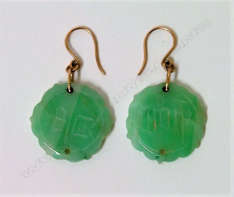 A pair of Chinese green jade and 9ct. earrings Image 1++