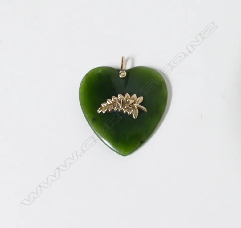 A colonial 9ct. gold and greenstone heart pendant Image 1++
